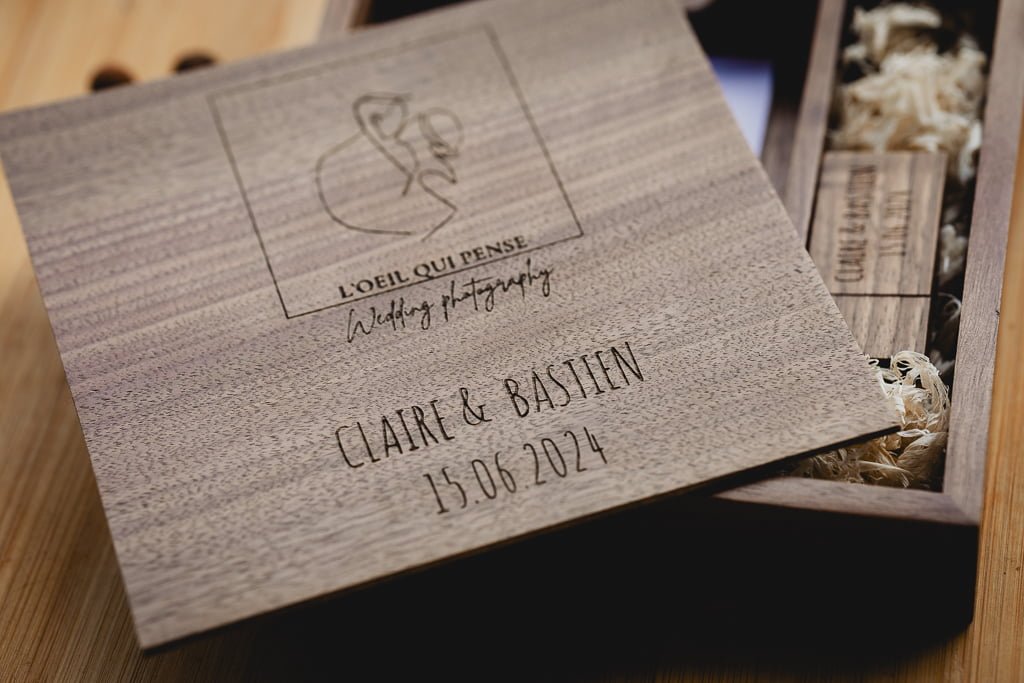 Coffret USB personnalisé en bois gravé avec prénoms et date de mariage, contenant clé USB et tirages photo