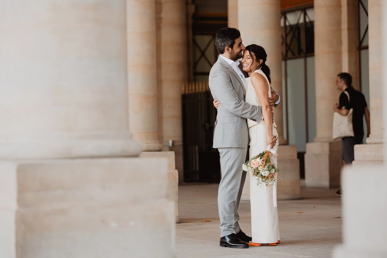 couple de mariés complice devant un lieu de réception en Provence