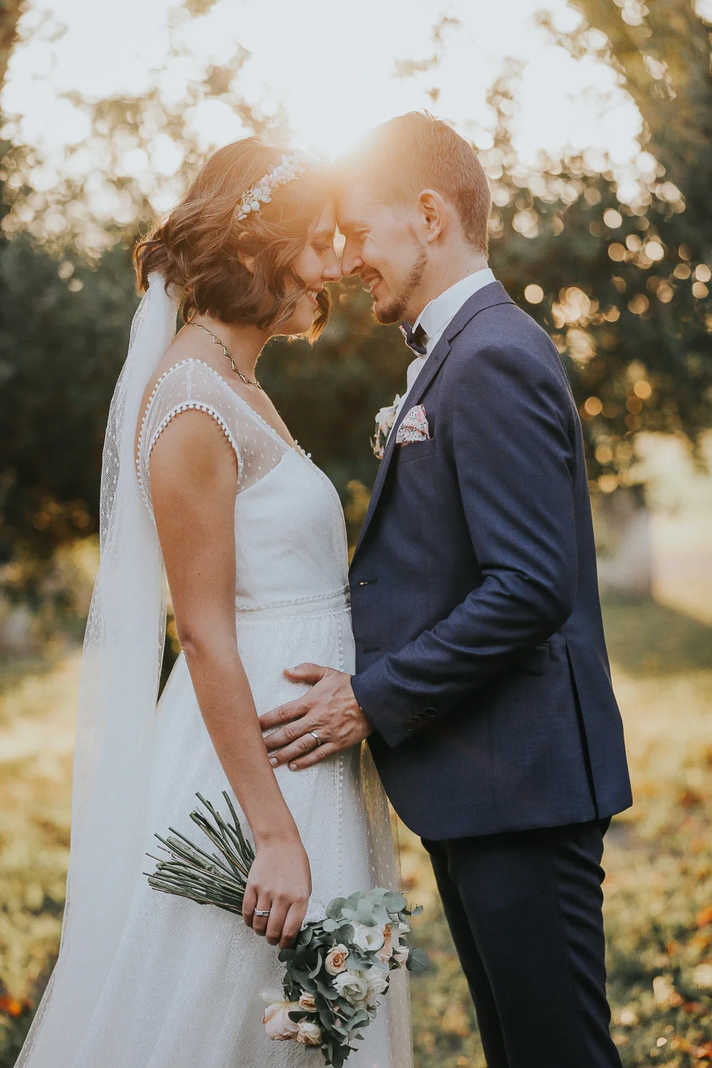 Couple face à face lors d’une séance photo intime dans la nature à Aix-en-Provence