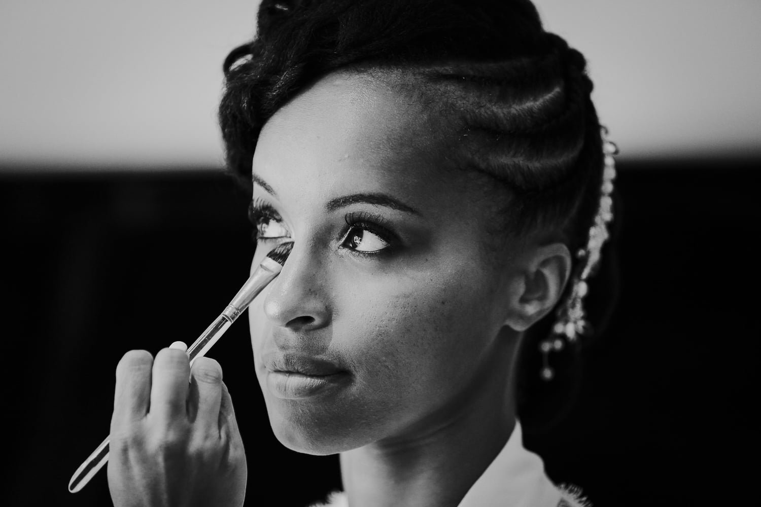 Préparatifs de la mariée en Provence, maquillage avant la cérémonie de mariage.