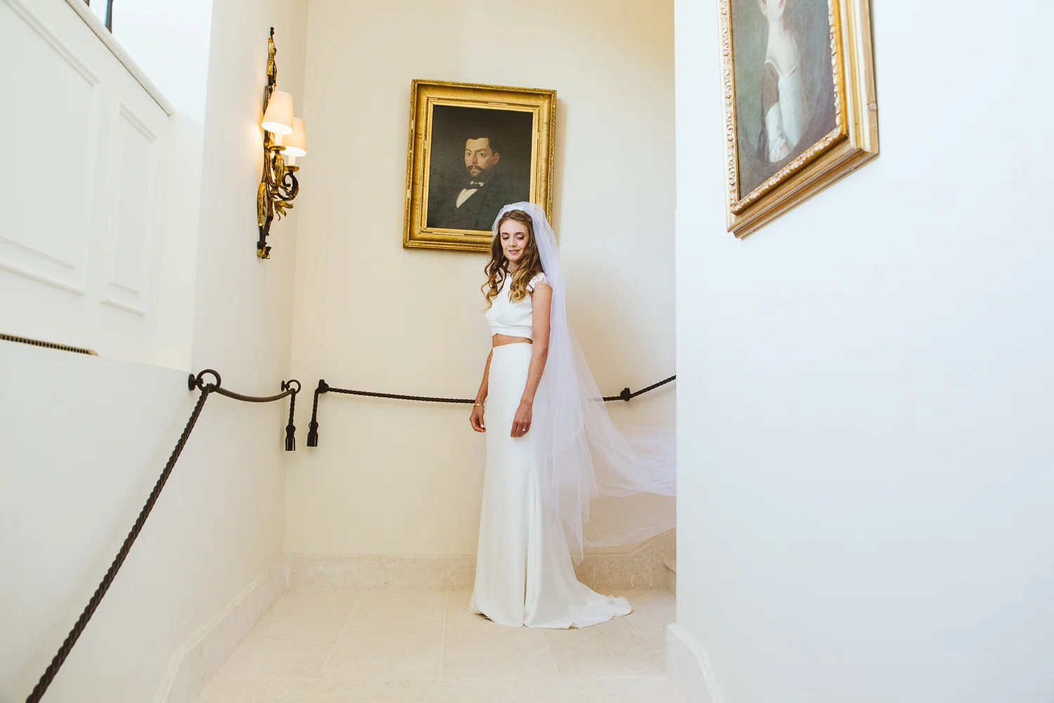 Photographe de mariage à Marseille, mariée dans un château élégant en Provence
