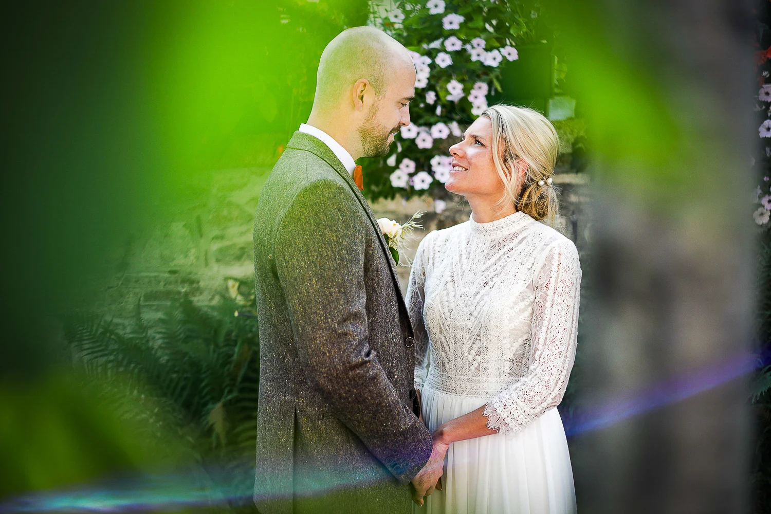Un couple se marie en extérieur.