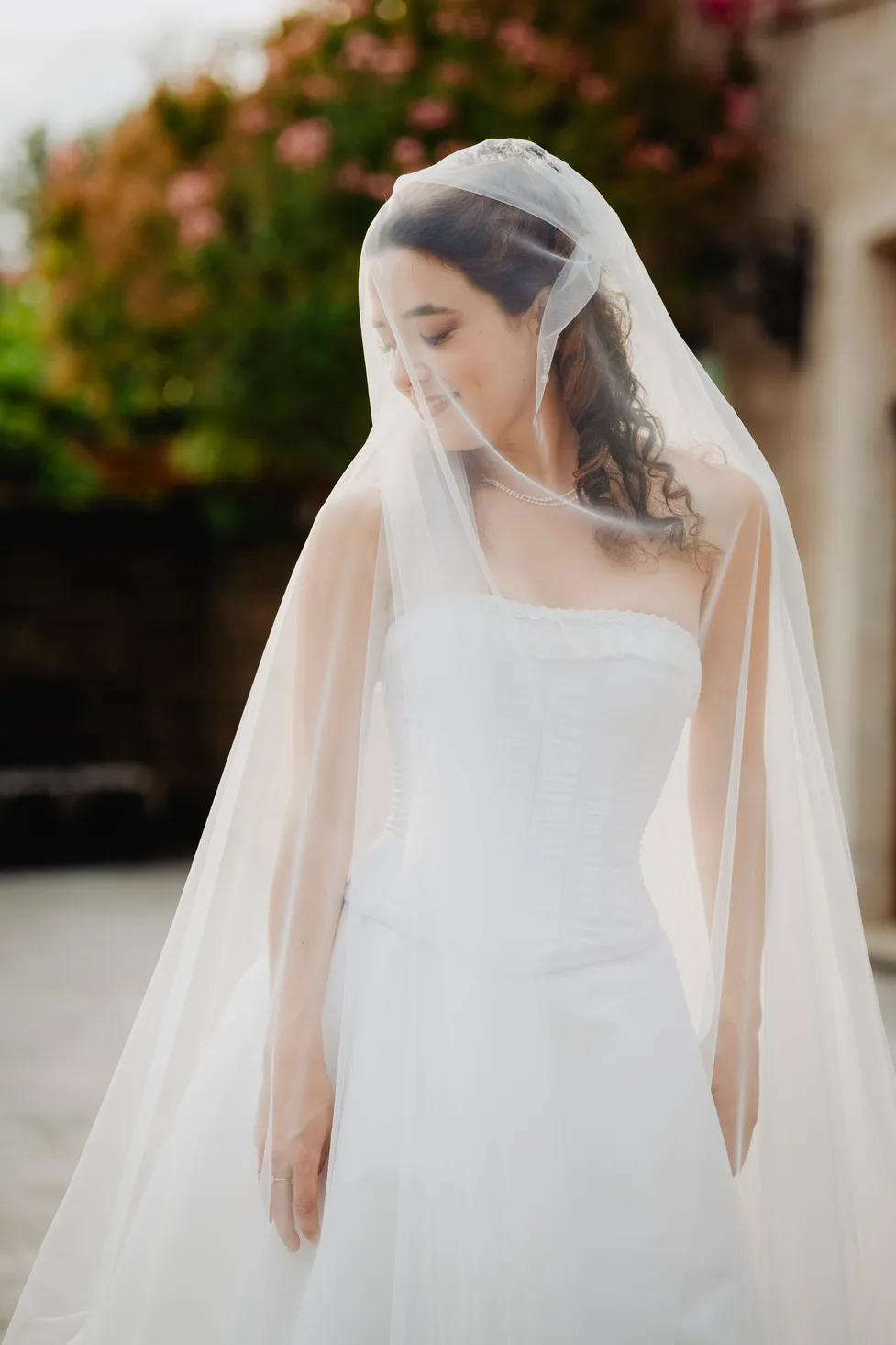 portrait de mariée en robe blanche au domaine Saint-Pons