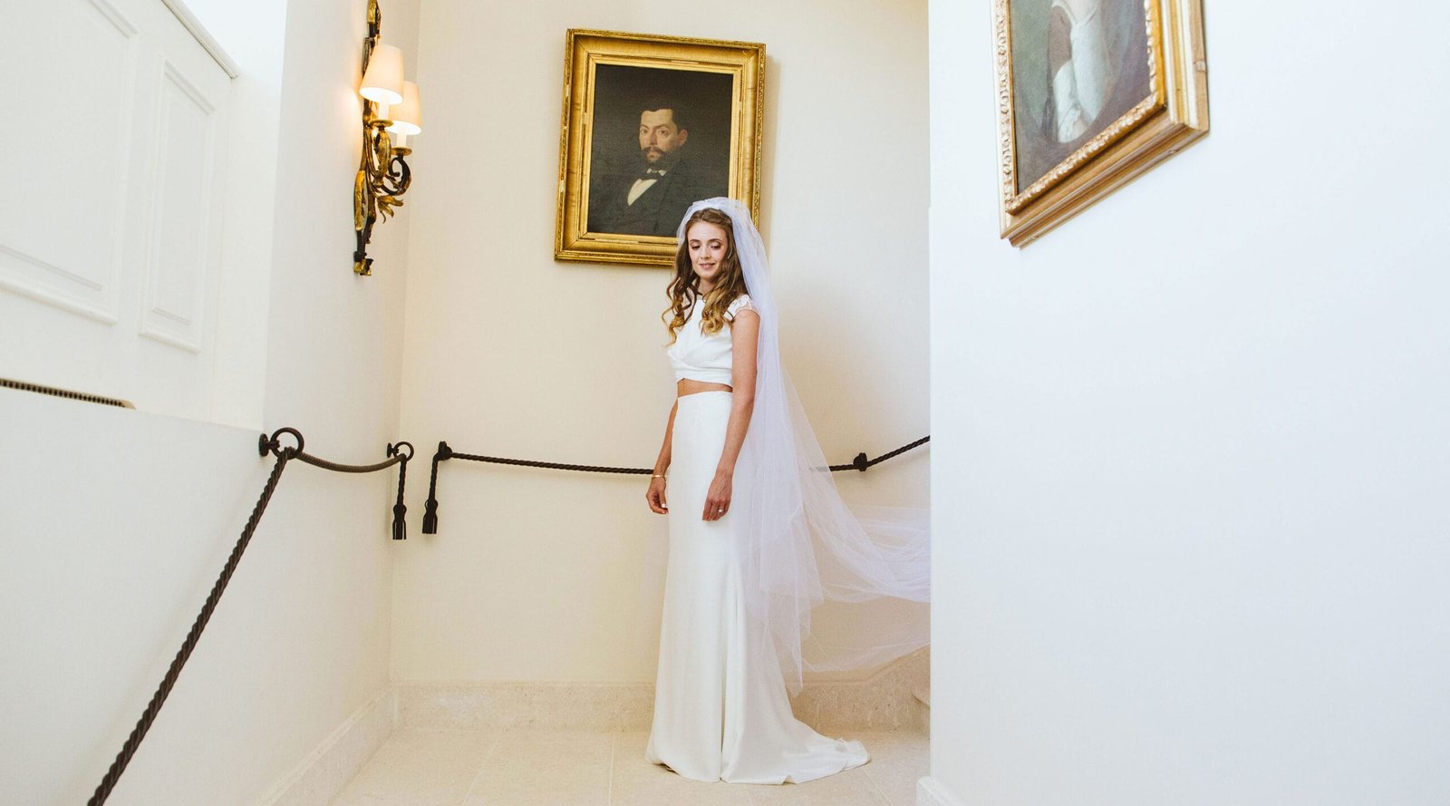Photographe de mariage à Marseille, mariée dans un château élégant en Provence