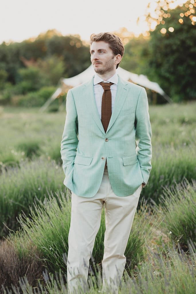 Portrait du marié à Terre Ugo près d’Aix-en-Provence, entouré de lavande