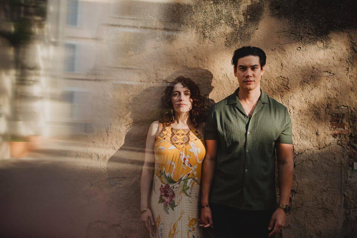 Portrait d'un couple dans une ruelle à Cassis sur fond de lumière chaude et naturelle.