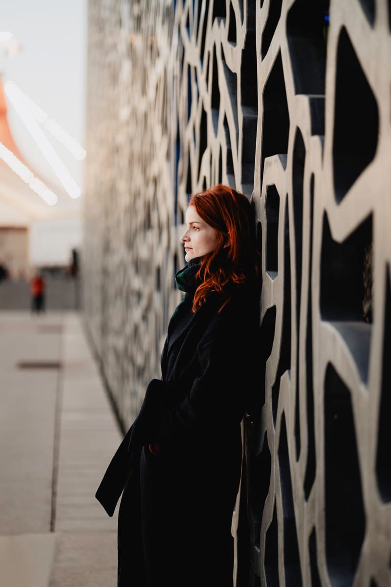 portrait d'une jeune fille devant le MUCEM à Marseille.