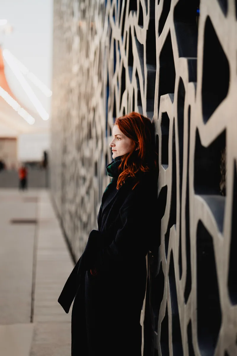 portrait d'une jeune fille devant le MUCEM à Marseille.