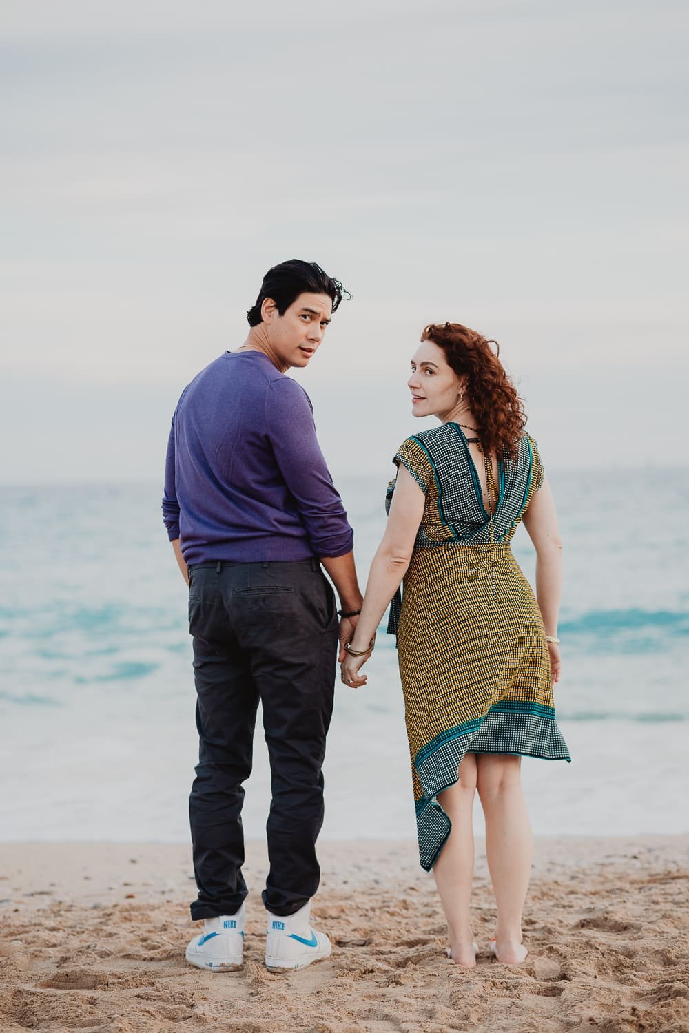 Un couple se tient main par la main et se retourne sur la plage de la Grande Mer à Cassis