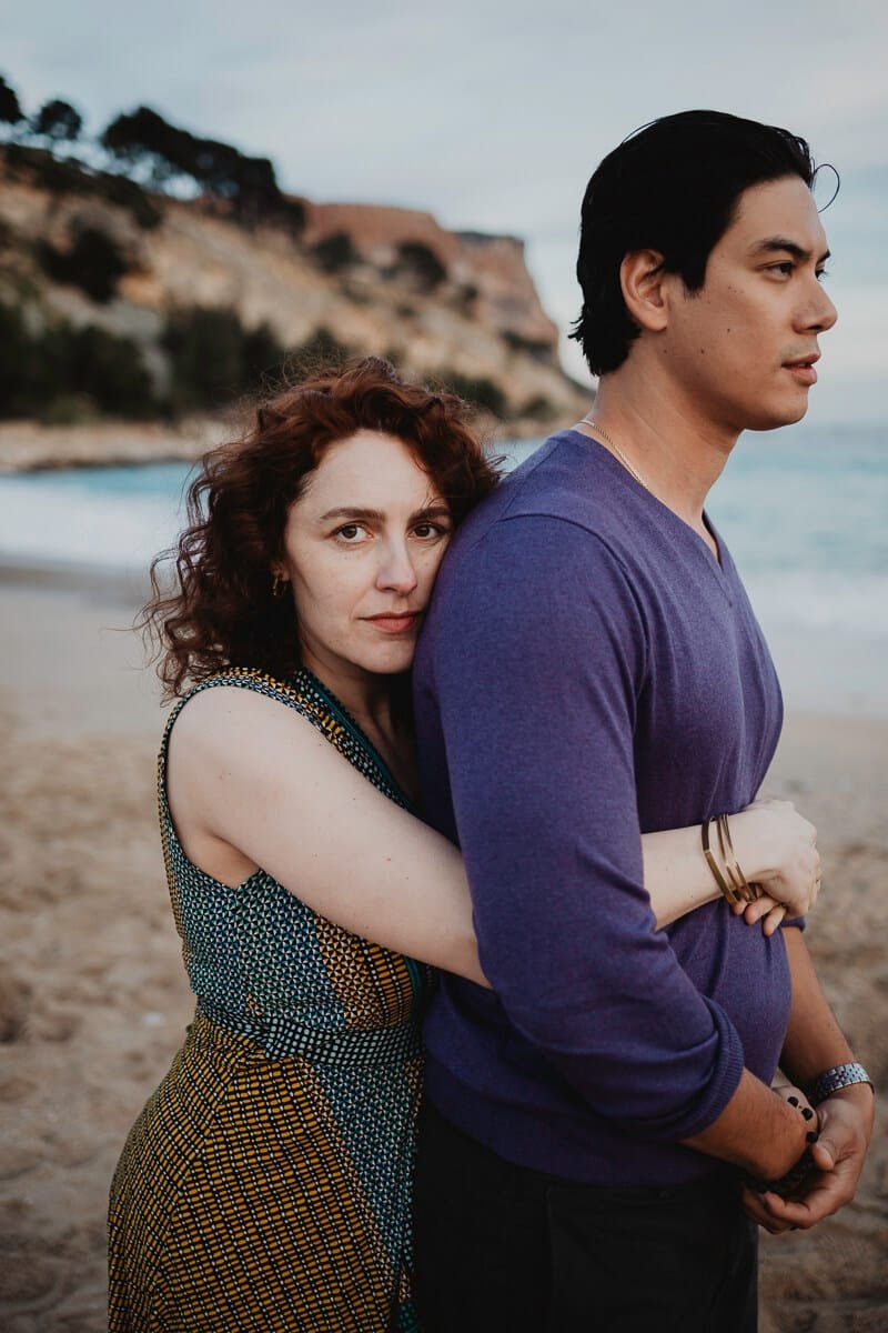 Couple enlacé à Cassis lors d’une séance photo en bord de mer