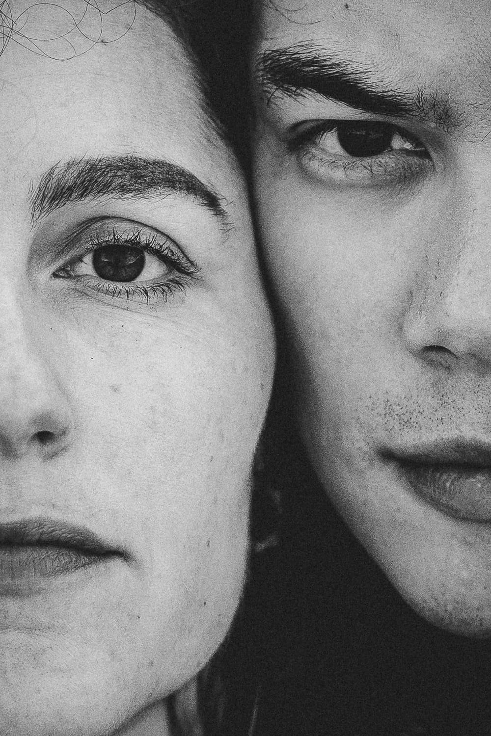 Portrait noir et blanc en très gros plan d’un couple, centré sur les regards
