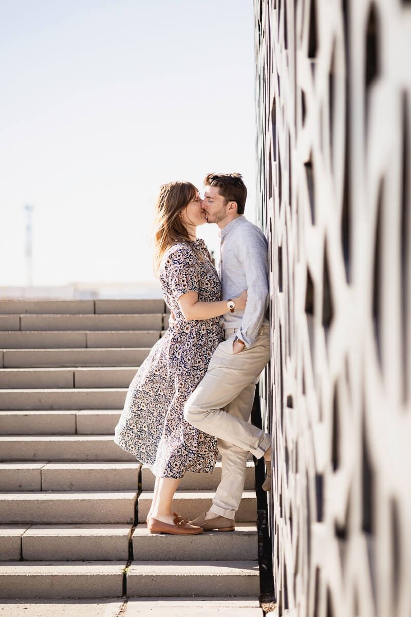 Couple adossé aux parois extérieures du Mucem lors d’une séance engagement à Marseille.